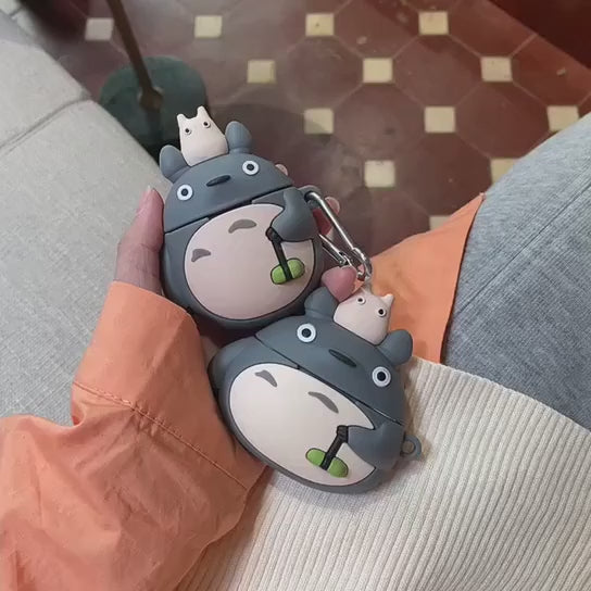 Load video: Totoro™ - AirPods Case