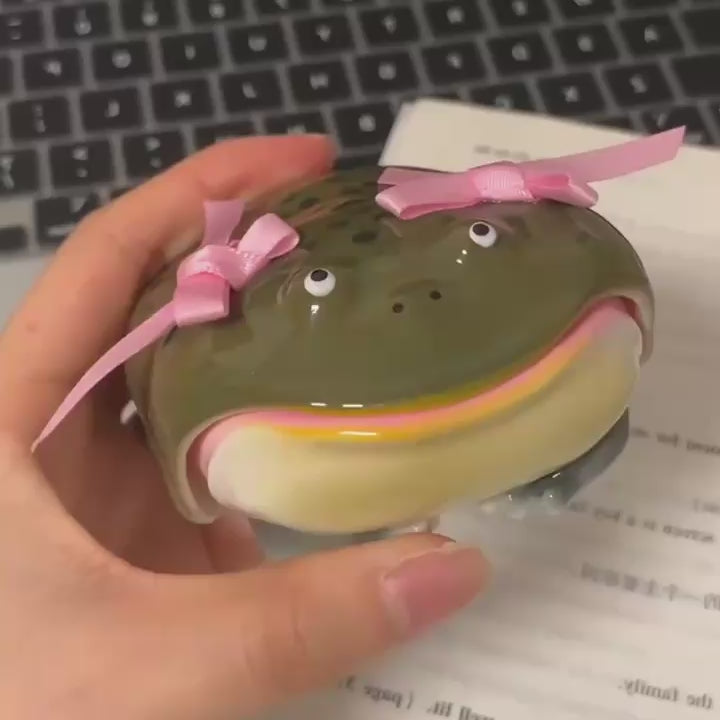 Load video: Frog™ - AirPods Case